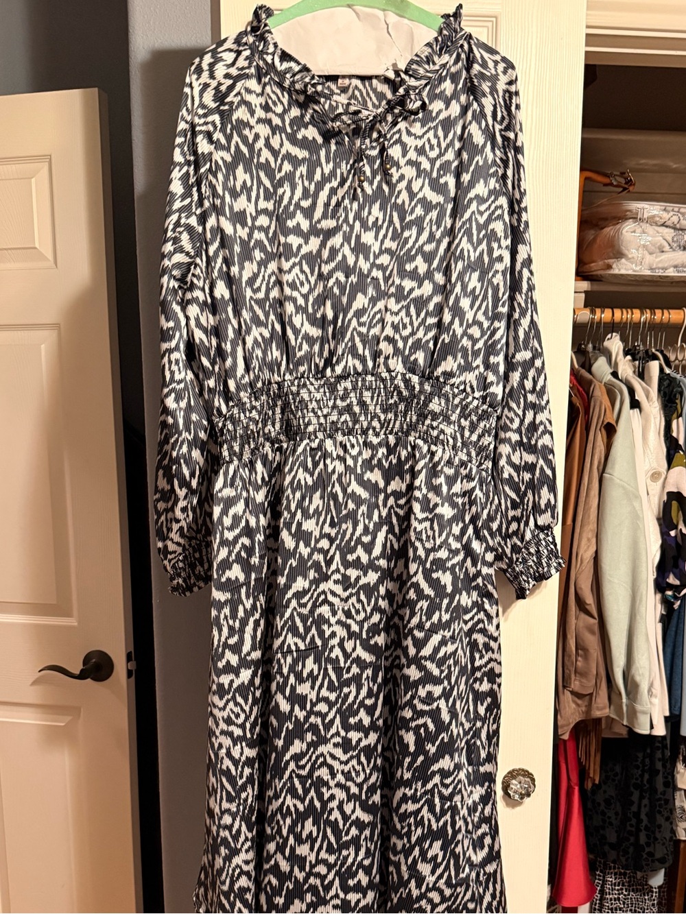 Women’s Black & White Patterned Long Sleeve Dress